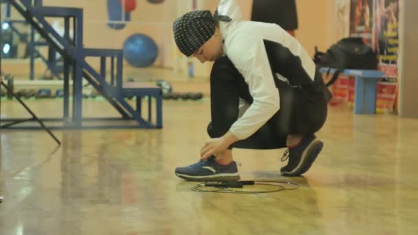 Entraînement de femme dans la salle de gym, travail avec une corde, à l'extérieur d'une série de kickboxer de remise en forme du corps sain — Video