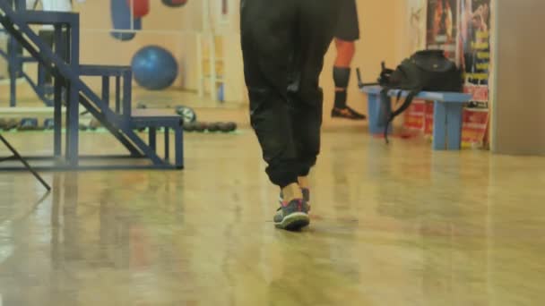 Entraînement de femme dans la salle de gym, travail avec une corde, à l'extérieur d'une série de kickboxer de remise en forme du corps sain — Video