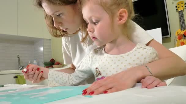 어머니와 자식 색된 손가락으로 페인트. 아이 들과 함께 게임 초기 아동의 발달에 영향을. — 비디오