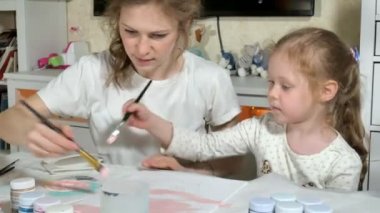 Anne ve çocuk boya ile renkli parmak. Oyunlar çocuklu erken çocukların gelişimini etkiler.
