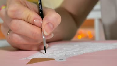 Kadın boya renkli fırça ile. Oyunlar çocuklu erken çocukların gelişimini etkiler.