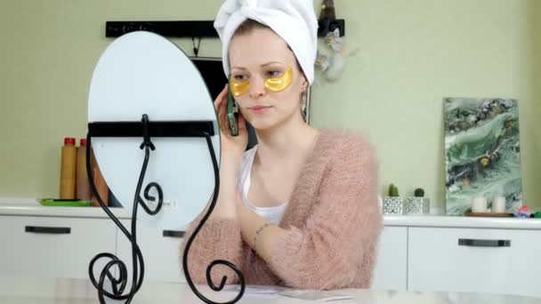 Aantrekkelijke vrouw spplying cosmetische gezichts patches thuis — Stockvideo