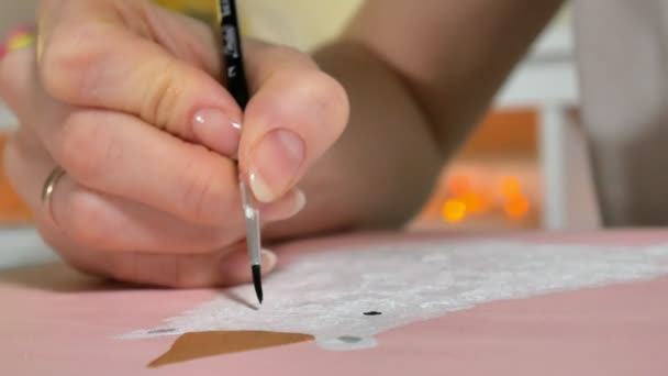 Γυναίκα ζωγραφική με χρωματιστά πινέλο. Παιχνίδια με τα παιδιά επηρεάζουν την ανάπτυξη των παιδιών νωρίς. — Αρχείο Βίντεο