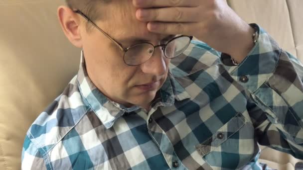 Volwassen man met een grote hoofdpijn — Stockvideo