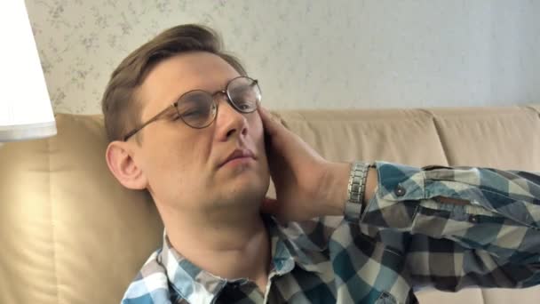 Hombre maduro con un gran dolor de cabeza — Vídeos de Stock