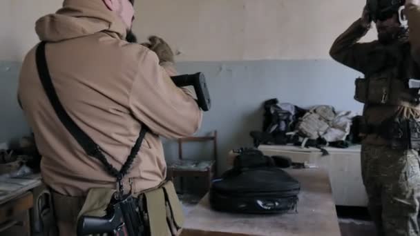Soldados em camuflagem se preparam para a batalha e confira equipamentos e armas — Vídeo de Stock