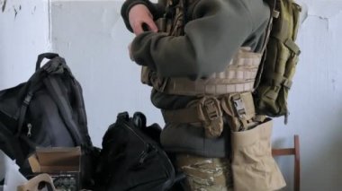 Kamuflaj askerler savaş için hazırlayın ve ekipman ve silah kontrol