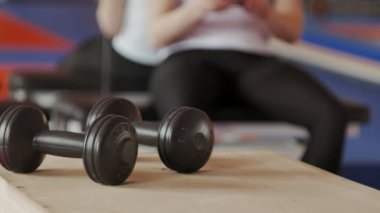 Kadın kick boks spor Studio dumbbells ile eğitiyor