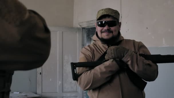 Kamuflaj askerler savaş için hazırlayın ve ekipman ve silah kontrol — Stok video