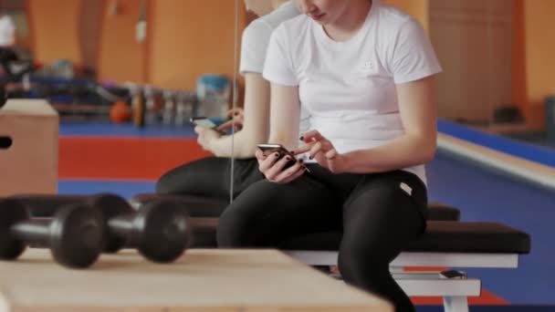 Женщина-кикбоксер тренируется в спортивной студии с гантелями — стоковое видео