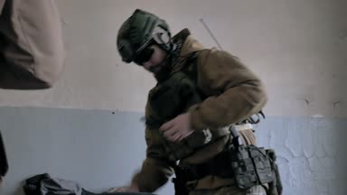 Kamuflaj askerler savaş için hazırlayın ve ekipman ve silah kontrol