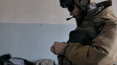 Kamuflaj askerler savaş için hazırlayın ve ekipman ve silah kontrol