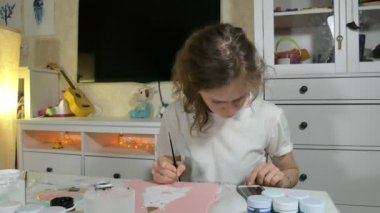 Kadın boya renkli fırça ile. Oyunlar çocuklu erken çocukların gelişimini etkiler.