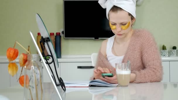 매력적인 비즈니스 여성 화장품 얼굴 반점, 집에서 적용 전화 통화 — 비디오