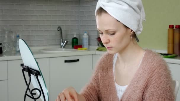 Aantrekkelijke vrouw spplying cosmetische gezichts patches thuis — Stockvideo