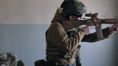 Kamuflaj askerler savaş için hazırlayın ve ekipman ve silah kontrol