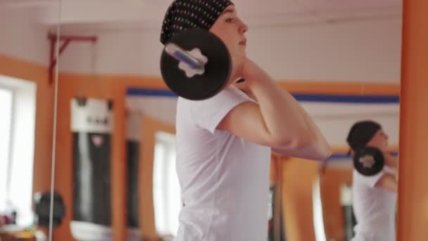 Donna kickboxer si allena in uno studio sportivo con bilanciere — Video Stock