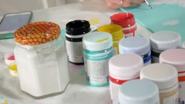 Anne ve çocuk boya ile renkli parmak. Oyunlar çocuklu erken çocukların gelişimini etkiler.