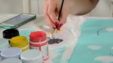 Anne ve çocuk renkli fırça ile boya. Oyunlar çocuklu erken çocukların gelişimini etkiler.