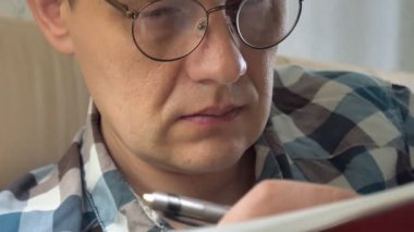 Düşünme ve Notlar not defterinde eğitim sırasında yapma bir kalem tutan bir iş adamı, vurdu, kapatmak.