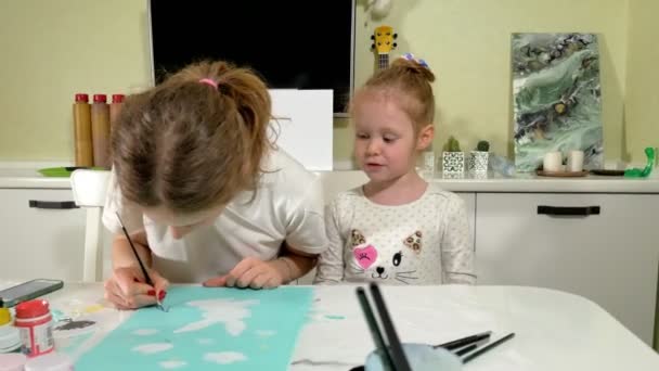 Peinture mère et enfant avec pinceau coloré. Jeux avec les enfants affectent le développement des jeunes enfants . — Video