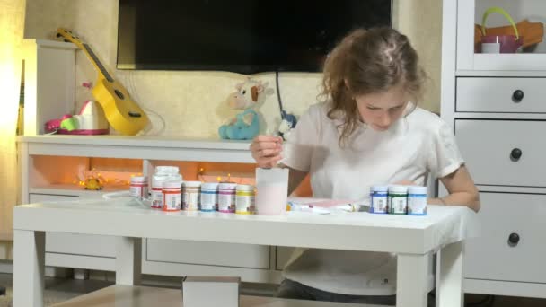 Mujer pintar con pincel de color. Los juegos con niños afectan el desarrollo de los niños pequeños . — Vídeos de Stock