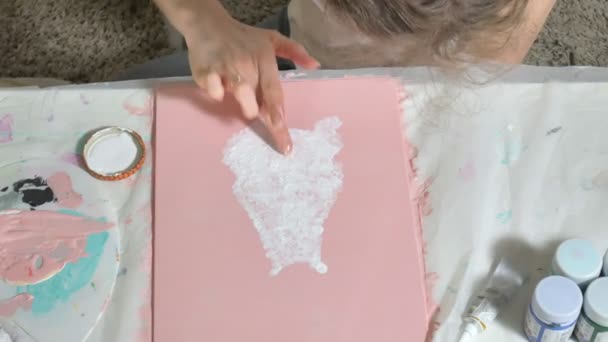 Frau malen mit farbigem Pinsel. Spiele mit Kindern beeinflussen die Entwicklung früher Kinder. — Stockvideo