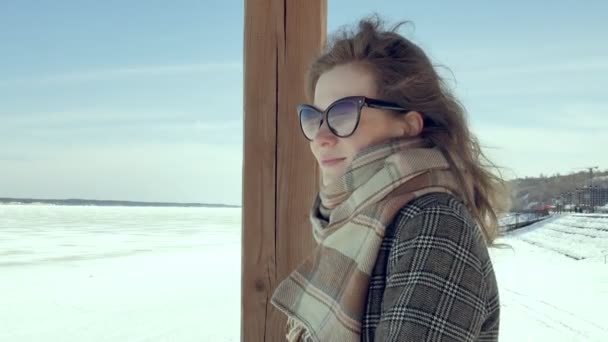 Confident beautiful business woman walking in the A wooden rescue tower on the beach during the absence of sesosis — Stock Video