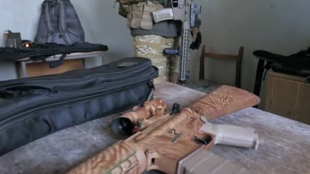 Kamuflaj askerler savaş için hazırlayın ve ekipman ve silah kontrol — Stok video