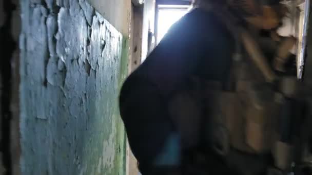Soldats en camouflage se préparent pour la bataille et vérifier l'équipement et les armes — Video