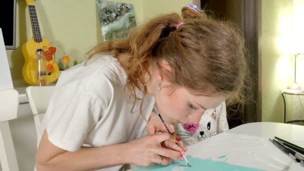 Moeder en kind tekenen met gekleurde kwast. Spelen met kinderen van invloed zijn op de ontwikkeling van jonge kinderen. — Stockvideo