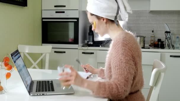 Aantrekkelijke zakenvrouw cosmetische gezichts plekken thuis, toe te passen op die zijn werken achter een laptop — Stockvideo