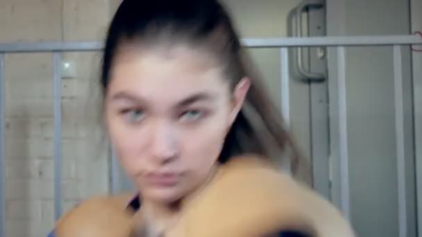 Krásná kickbox žena trénink ražení s gumičkou v fitness studio síly fit tělo kickboxer série — Stock video