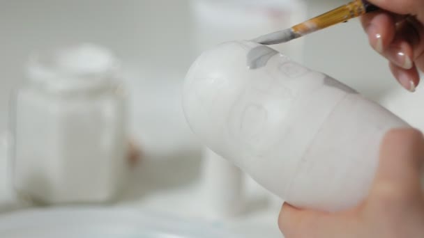 Жінка малює дерев'яна лялька кольоровими фарбами в своїй домашній студії, Матрьошка живопису, Закри — стокове відео