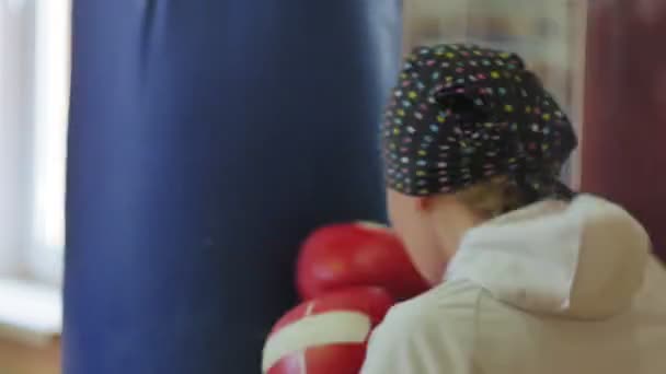 Boxe mulher formação saco de perfuração no estúdio de fitness força feroz ajuste corpo kickboxer série — Vídeo de Stock