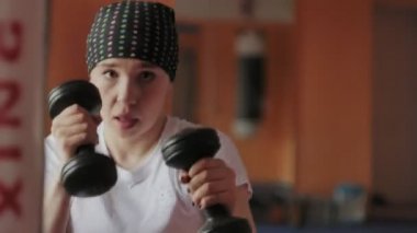Spor salonunda boks, halter otobüslerle enerjik bir kadında