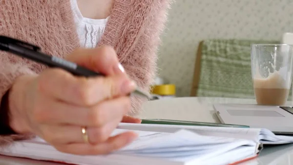 Aantrekkelijke zakenvrouw cosmetische gezichts plekken thuis, toe te passen op die zijn werken achter een laptop — Stockfoto