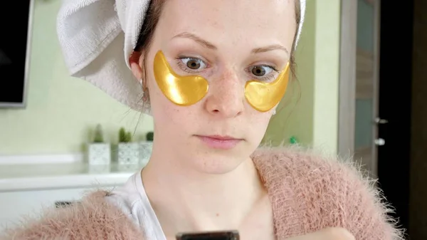 Attraktiv Kvinna Spplying Kosmetiska Ansikts Lappen Hemma — Stockfoto