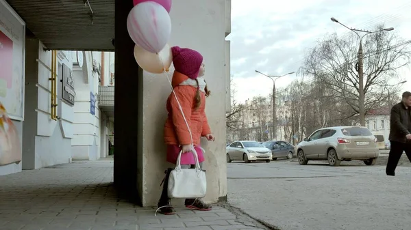 Liten Flicka Promenad Med Färgglada Ballonger Gata Staden Tidigt Våren — Stockfoto