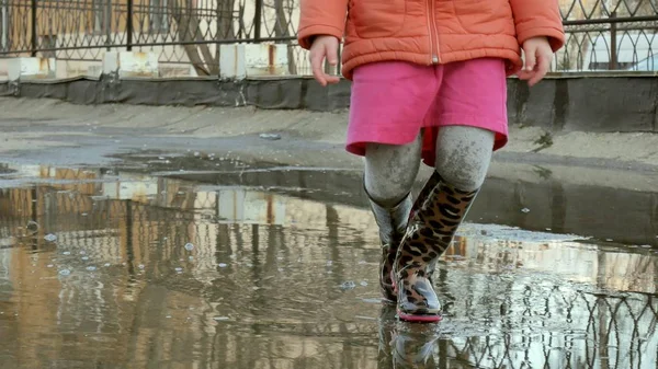 Pequena Menina Bonita Pulando Poças Após Chuva — Fotografia de Stock