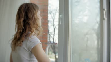 çekici kız evde windows yıkar. Evi temizlemek için.