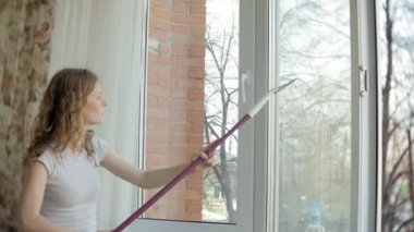 çekici kız evde windows yıkar. Evi temizlemek için.