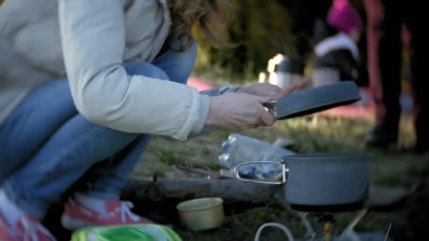 Glückliche Familie von Touristen auf einer Reise. Mutter und Kinder essen im Freien — Stockvideo