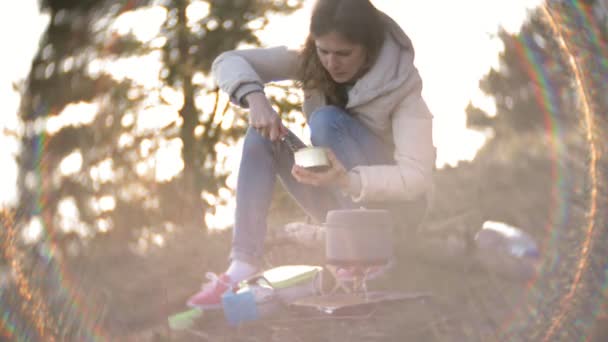 Família feliz de turistas em uma viagem. mãe e crianças comem ao ar livre — Vídeo de Stock