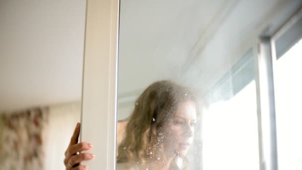 Chica atractiva lava ventanas en casa. Para limpiar la casa . — Vídeos de Stock