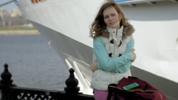 Kvinnan avslappnande i hamnen med kryssningsfartyg i bakgrunden — Stockvideo