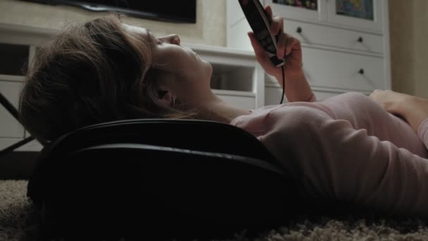 En kvinna använder en massager — Stockvideo