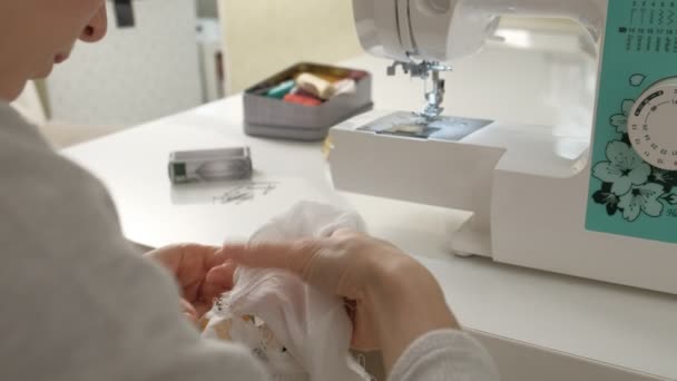 Woman seamstress sewing on a sewing machine — Stock Video