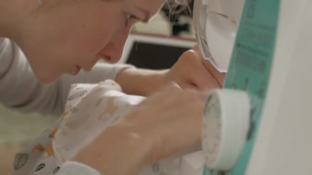 ミシンの上の女性の縫い目応力ミシン — ストック動画
