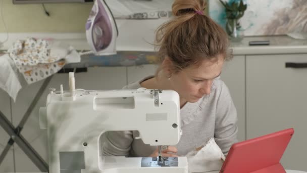 Woman seamstress sewing on a sewing machine — Stock Video